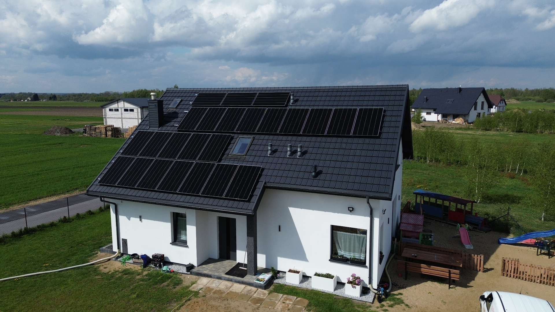 Instalacja fotowoltaiczna na dachu — widok z drona